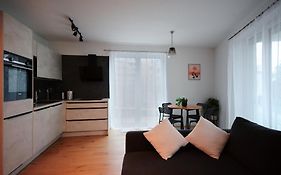 Bella'S Appartment - Beautiful, Modern And Next To Metro